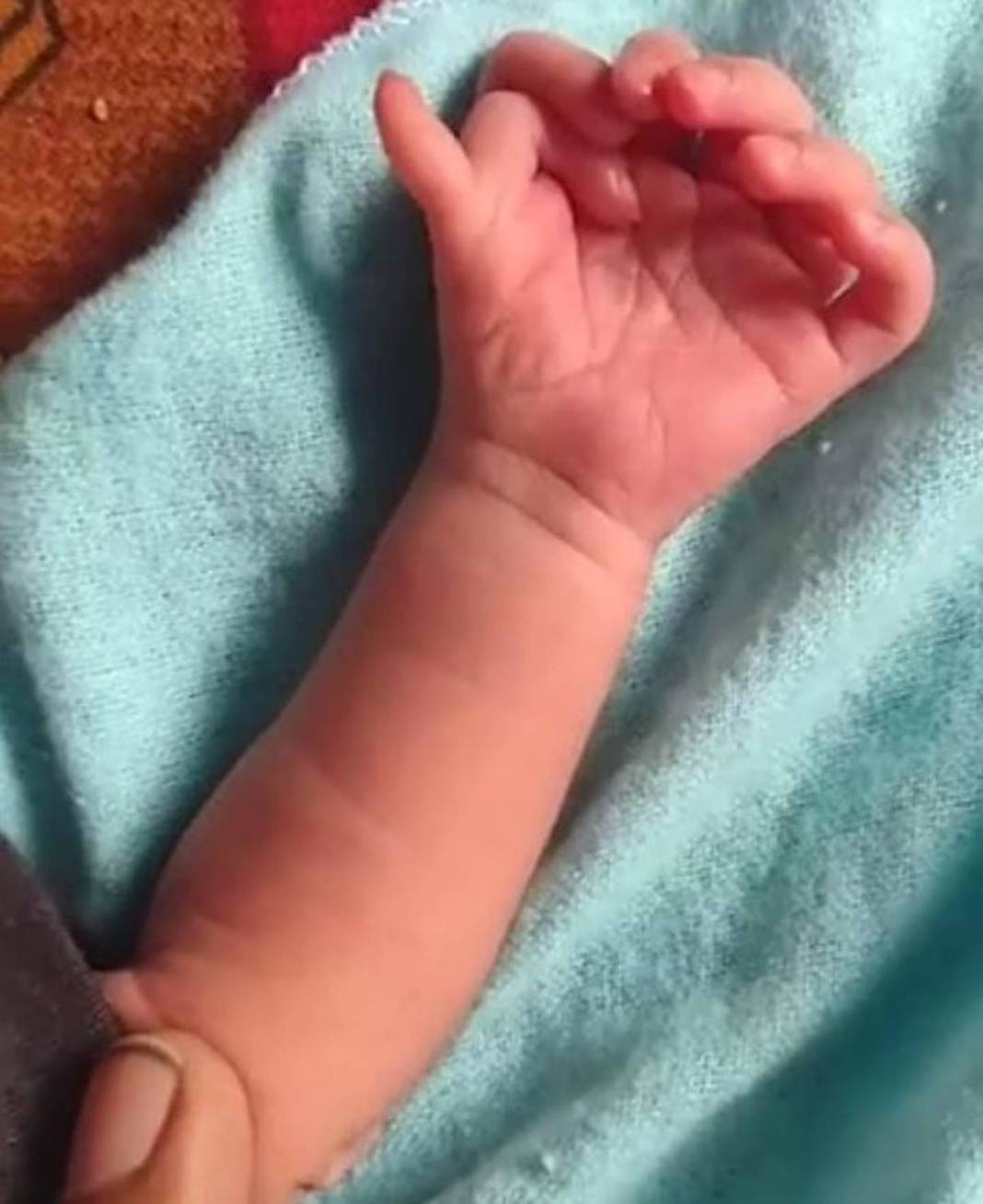 Görenler hayrete düşüyor: 26 parmaklı bebek dünyaya geldi! Esas ilginç olan ise bebeğin 'tanrıça' ilan edilmesi 8